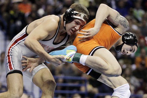 Oklahoma States Jordan Oliver, right, and Ohio States Logan Stieber wrestle during their 133-pound championship match, Saturday, March 17, 2012, at the NCAA Division I Wrestling Championships in St. Louis. (AP Photo/Jeff Roberson)